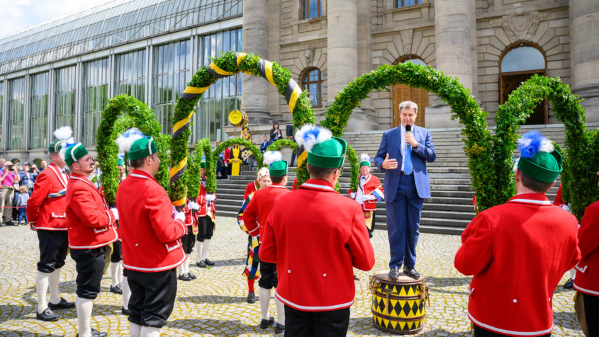 Ministerpräsident Dr. Markus Söder, MdL, begrüßt die Münchner Schäffler im Hofgarten vor der Staatskanzlei.