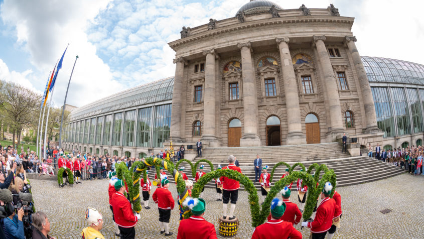 Der Schäfflertanz wird auf der Hofgartenseite der Staatskanzlei aufgeführt. Die Schäffler erinnern mit ihrem Tanz an das schreckliche Pestjahr 1517.