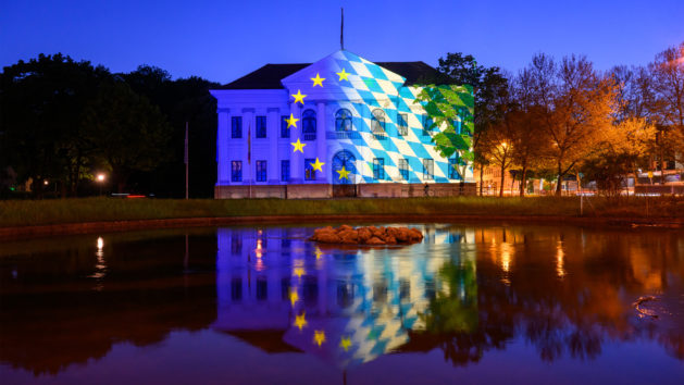 Aus Anlass des Europatages wurden die Fassaden des Prinz-Carl-Palais am Rande des Hofgartens und des Nationaltheaters am Max-Joseph-Platz in München mit einer Lichtinstallation aus verschiedenen Flaggen beleuchtet.