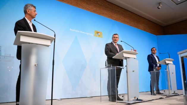 Pressekonferenz mit Kultsminister Prof. Dr. Michael Piazolo, MdL, Staatskanzleiminister Dr. Florian Herrmann, MdL, und Gesundheitsminister Klaus Holetschek, MdL (v.l.n.r.).