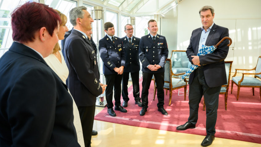 Ministerpräsident Dr. Markus Söder, MdL (rechts), im Gespräch mit den Vertretern der Freiwilligen Feuerwehr Kirchberg im Wald.