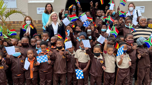 Staatsministerin Melanie Huml, MdL, besucht in Westkap das Schul- und Freizeitzentrum iThemba Labantu. Das bietet den Kindern und Jugendlichen eine Alternative zu den negativen Einflüssen des Townships. Über 500 Kinder und Jugendliche nehmen an den zahlreichen Programmen (Sport, Kunst, Hausaufgabenbetreuung, psychologische Betreuung, Suppenküche) des Centers teil. Bauliche Erweiterung der iThemba Labantu Schulen wurde 2020 /2021 gefördert.