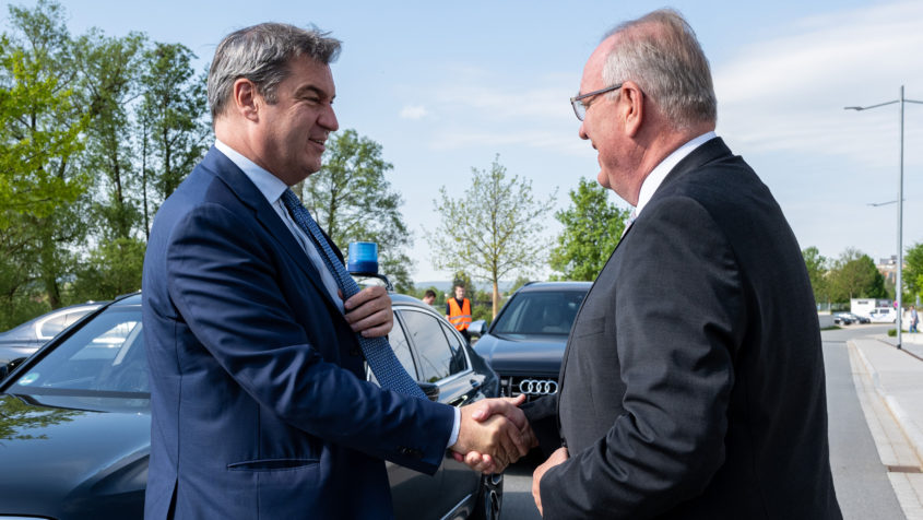 Der Landrat des Landkreises Cham, Franz Löffler (rechts), begrüßt Ministerpräsident Dr. Markus Söder, MdL, in Cham.