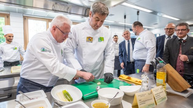 Die Schüler der Gastroklasse der Staatlichen Berufsschule Cham kochen gemeinsam mit Ministerpräsident Dr. Markus Söder, MdL (Mitte). 