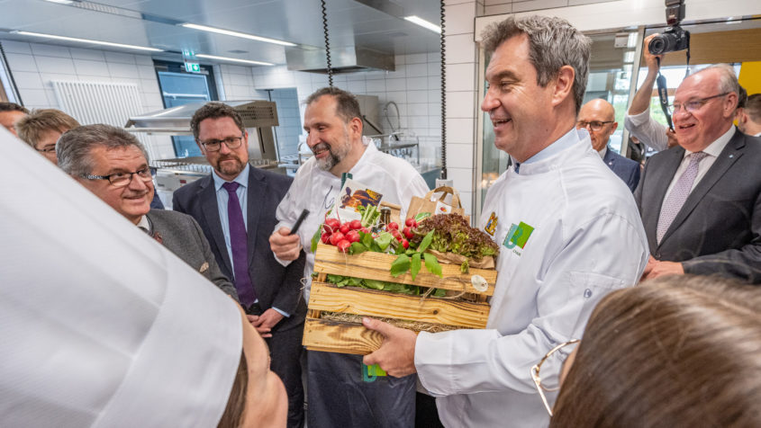 Bei seinem Besuch in Staatliche Berufsschule Cham packt Ministerpräsident Dr. Markus Söder, MdL, in der Schulküche mit an.
