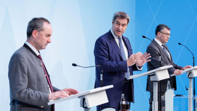 Pressekonferenz mit Wirtschaftsminister Hubert Aiwanger, MdL, Ministerpräsident Dr. Markus Söder, MdL, und dem Leiter der Staatskazlei, Staatsminister Dr. Florian Herrmann, MdL (v.l.n.r.).