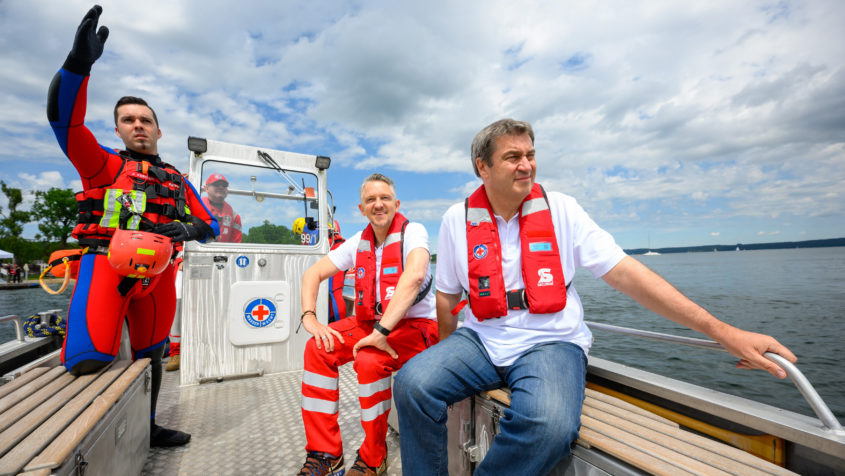 Ministerpräsident Dr. Markus Söder, MdL (rechts), besucht eine Übung der Wasserwacht Bayern am Starnberger See.