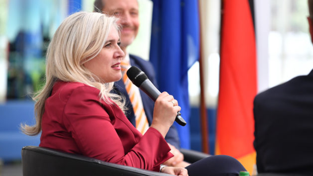 Europaministerin Melanie Huml, MdL, beim Bürgerforum „Europa im Dialog“ im Heimatministerium in Nürnberg.