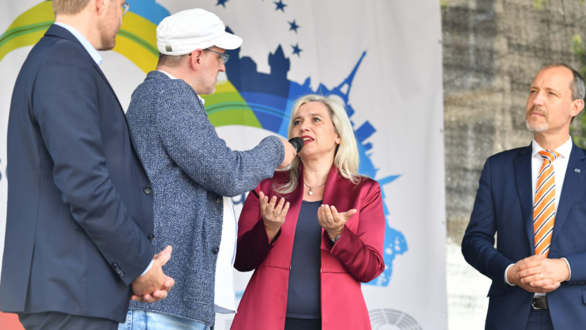 Europaministerin Melanie Huml, MdL (Mitte), eröffnet gemeinsam mit dem Vertreter der Europäischen Kommission in Deutschland, Dr. Jörg Wojahn (rechts), den Europatag 2022 auf der Bühne vor der Lorenzkirche in Nürnberg.