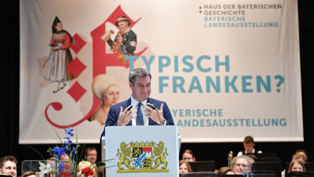 Ministerpräsident Dr. Markus Söder, MdL (Mitte), hält eine Festansprache zur Eröffnung der Bayerischen Landesausstellung „Typisch Franken?“ in Ansbach.