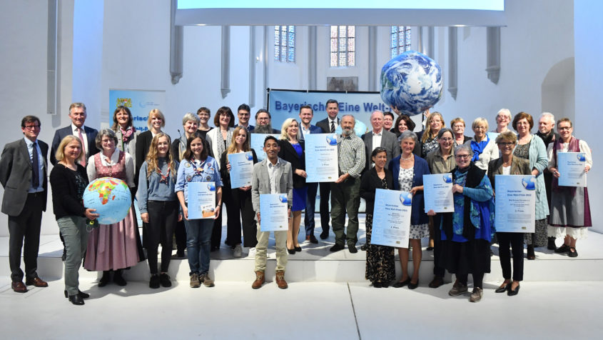 Gruppenbild: Europaministerin Melanie Huml, MdL, mit den Preisträgern des „Bayerischen Eine Welt-Preises 2022“.