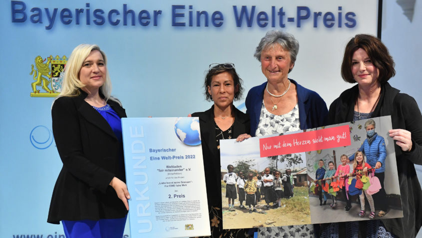 Für das Projekt "Liebe kennt keine Grenzen - Für EINE faire Welt" wird Weltladen "fair miteinander" e.V. mit dem Bayerischen Eine Welt-Preis geehrt.