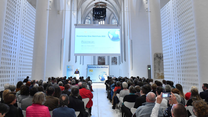 Die Verleihung des „Bayerischen Eine Welt-Preises 2022“ findet in der Aula der Otto-Friedrich-Universität Bamberg statt.