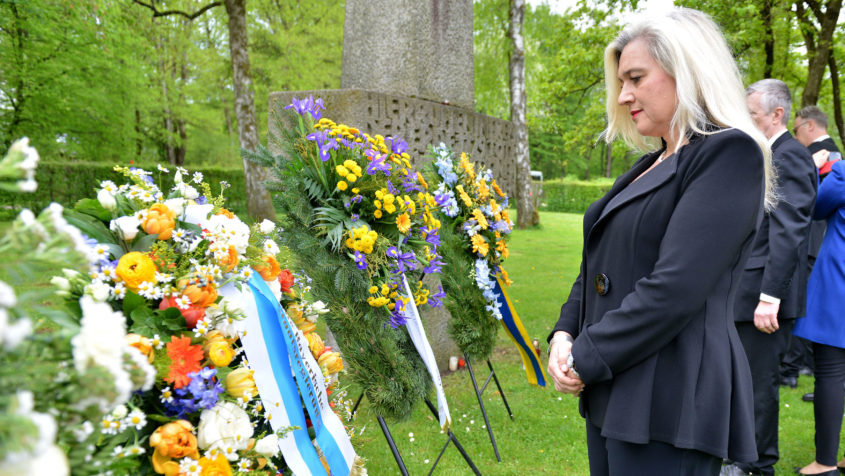 Europaministerin Melanie Huml, MdL, gedenkt der Opfer von KZ-Haft und Euthanasie am Friedhof Perlacher Forst.