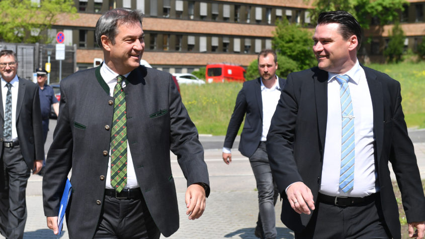 Der Landrat des Landkreises Schwandorf, Thomas Ebeling (rechts), begrüßt Ministerpräsident Dr. Markus Söder, MdL (links), in Schwandorf.