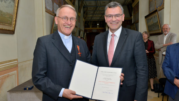 Im Fürstengang auf dem Domberg Freising: Domrektor Prof. Dr. Marc-Aeilko Aris (links) und Staatsminister Dr. Florian Herrmann, MdL (rechts).