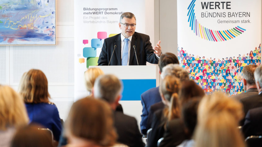 Staatsminister Dr. Florian Herrmann, MdL, hält eine Rede bei der Auftaktver