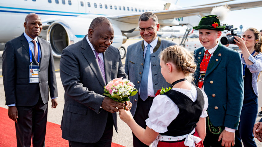 Südafrikas Präsident Cyril Ramaphosa am Flughafen München.