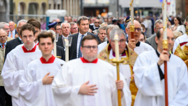 Ministerpräsident Dr. Söder auf der Fronleichnamsprozession in München.