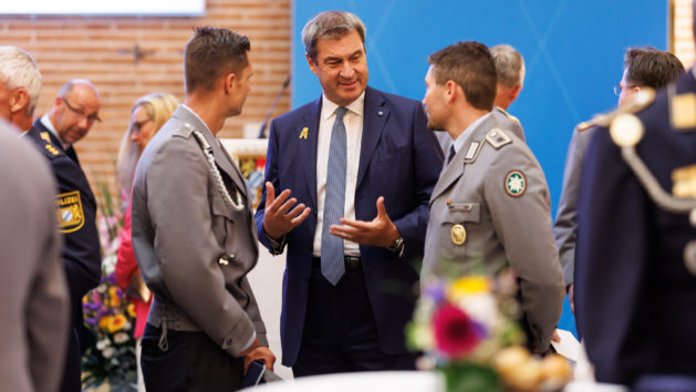 Ministerpräsident Dr. Markus Söder, MdL, im Gespräch mit zwei Soldaten.