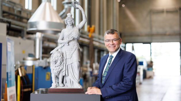 taatsminister Dr. Florian Herrmann, MdL, neben 3D-Modell der Bavaria.