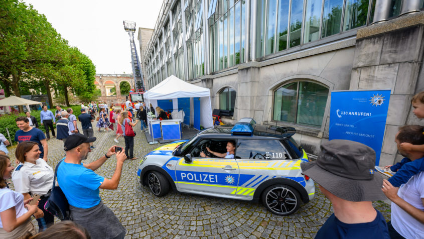 Besucher können beim Hofgartenfest in einem Polizeiauto Platz nehmen.