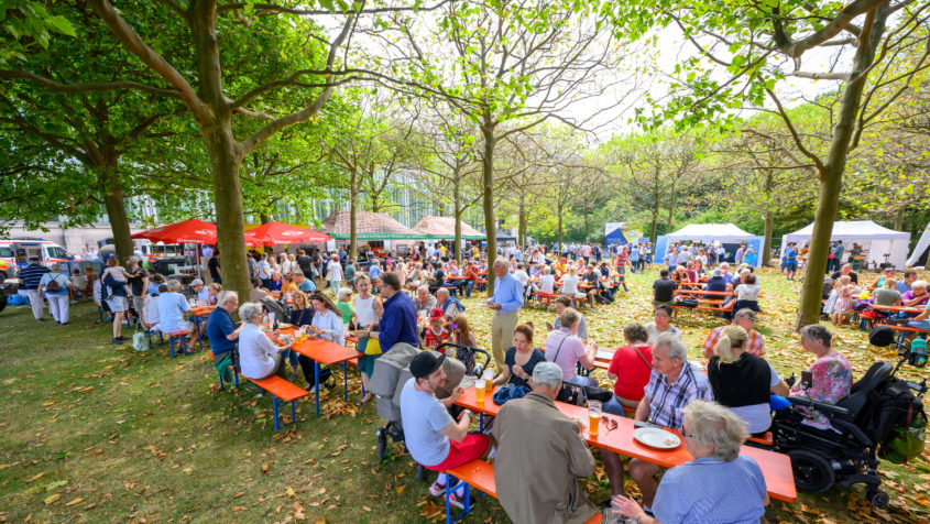 Zahlreiche Besucherinnen und Besucher sind zum Hofgartenfest gekommen.