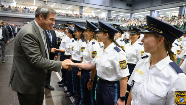 Ministerpräsident Dr. Markus Söder, MdL (links) gratuliert den Polizistinne