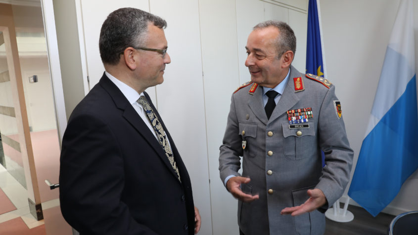 Staatsminister Dr. Florian Herrmann, MdL, empfängt Generalmajor Carsten Breuer
