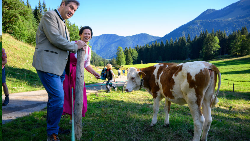 Ministerpr%C3%A4sident+Dr.+Markus+S%C3%B6der%2C+MdL%2C+mit+Landwirtschaftsministerin+Michaela+Kaniber%2C+MdL%2C+und+tierischer+Begleitung.