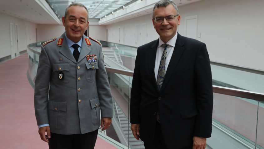 Staatsminister Dr. Florian Herrmann, MdL, empfängt Generalmajor Carsten Breuer in der Staatskanzlei.