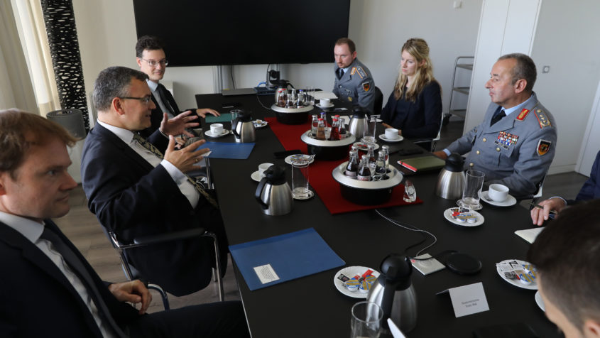 Staatsminister Dr. Florian Herrmann im Gespräch.