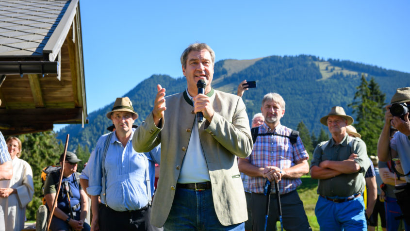 Ministerpr%C3%A4sident+Dr.+Markus+S%C3%B6der%2C+MdL%2C+h%C3%A4lt+eine+Ansprache.