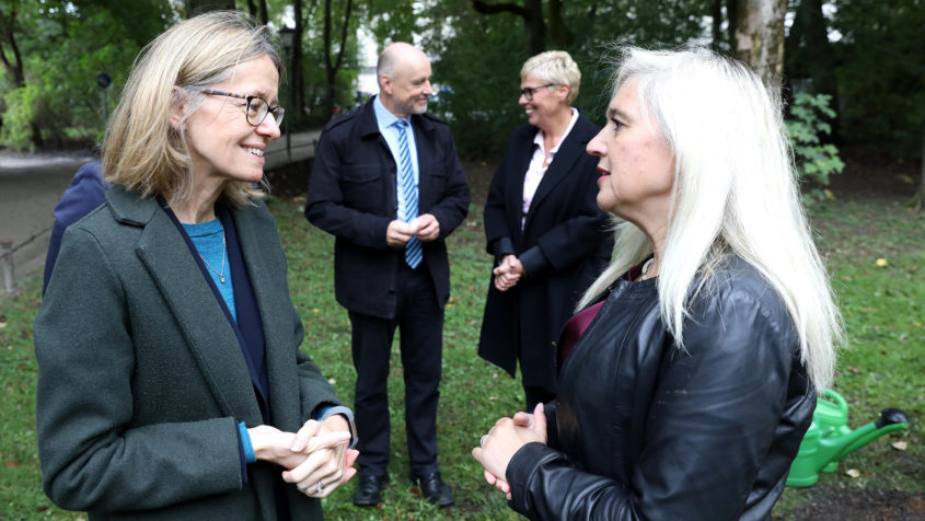 Die britische Botschafterin Jill Gallard (links), im Gespräch mit Europaministerin Melanie Huml, MdL (rechts).