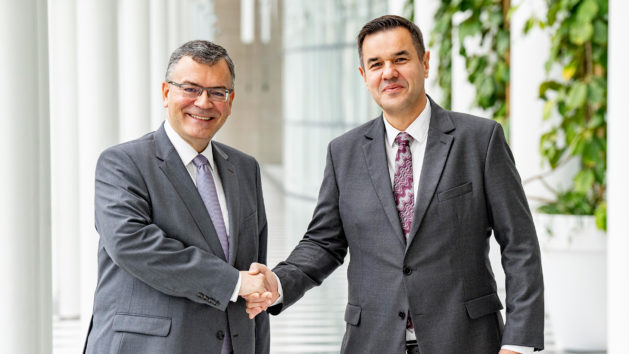 Der bulgarische Wirtschaftsminister Nikola Stojanow (rechts) wird von Staatsminister Dr. Florian Herrmann, MdL (links), in der Staatskanzlei begrüßt.