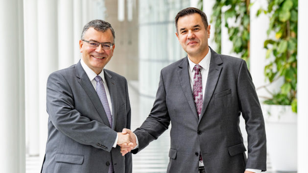Der bulgarische Wirtschaftsminister Nikola Stojanow (rechts) wird von Staatsminister Dr. Florian Herrmann, MdL (links), in der Staatskanzlei begrüßt.