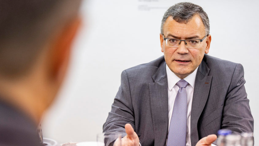 220926_Wirtschaftsminister+Bulgarien%2C+Nikola+Stojanow_FR_4 Staatsminister Dr. Florian Herrmann, MdL, während des Gesprächs ...