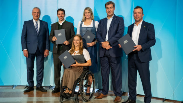 Gruppenbild mit Sportminister Herrmann und Ministerpräsident Dr. Söder.
