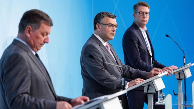 Pressekonferenz mit Bauminister Christian Bernreiter, dem Leiter der Staatskanzlei, Staatsminister Dr. Florian Herrmann, MdL, und Wissenschaftsminister Markus Blume, MdL (v.l.n.r.).