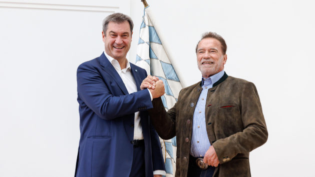 Ministerpräsident Dr. Markus Söder, MdL (links), begrüßt Arnold Schwarzenegger (rechts) in der Staatskanzlei.