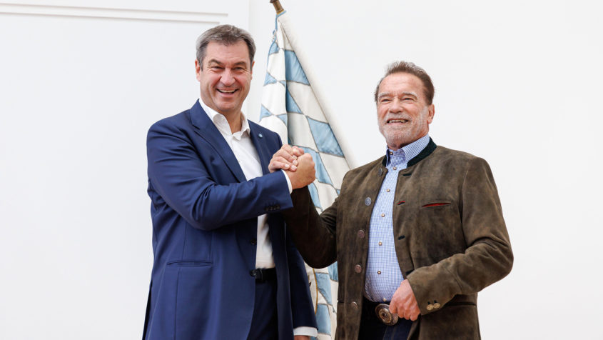 Ministerpräsident Dr. Markus Söder, MdL (links), begrüßt Arnold Schwarzenegger (rechts) in der Staatskanzlei.