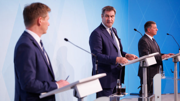 Im Prinz-Carl-Palais findet die Pressekonferenz mit dem Vorsitzenden der Deutschen Bahn AG, Dr. Richard Lutz, Ministerpräsident Dr. Markus Söder, MdL, und Verkehrsminister Christian Bernreiter (v.l.n.r.) statt.