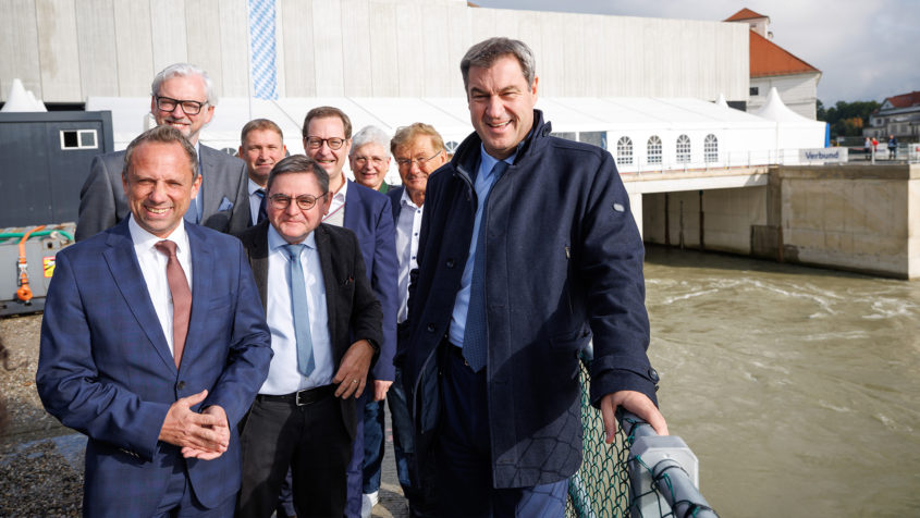 Umweltminister Thorsten Glauber, MdL (links), und Ministerpräsident Dr. Markus Söder, MdL (rechts), besuchen das Kraftwerk Jettenbach-Töging.