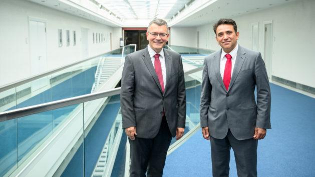 Staatsminister Dr. Herrmann und der indische Generalkonsu Mohit Yadav.