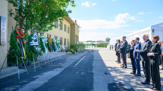 Kranzniederlegung am alten Tower im Fliegerhorst Fürstenfeldbruck.