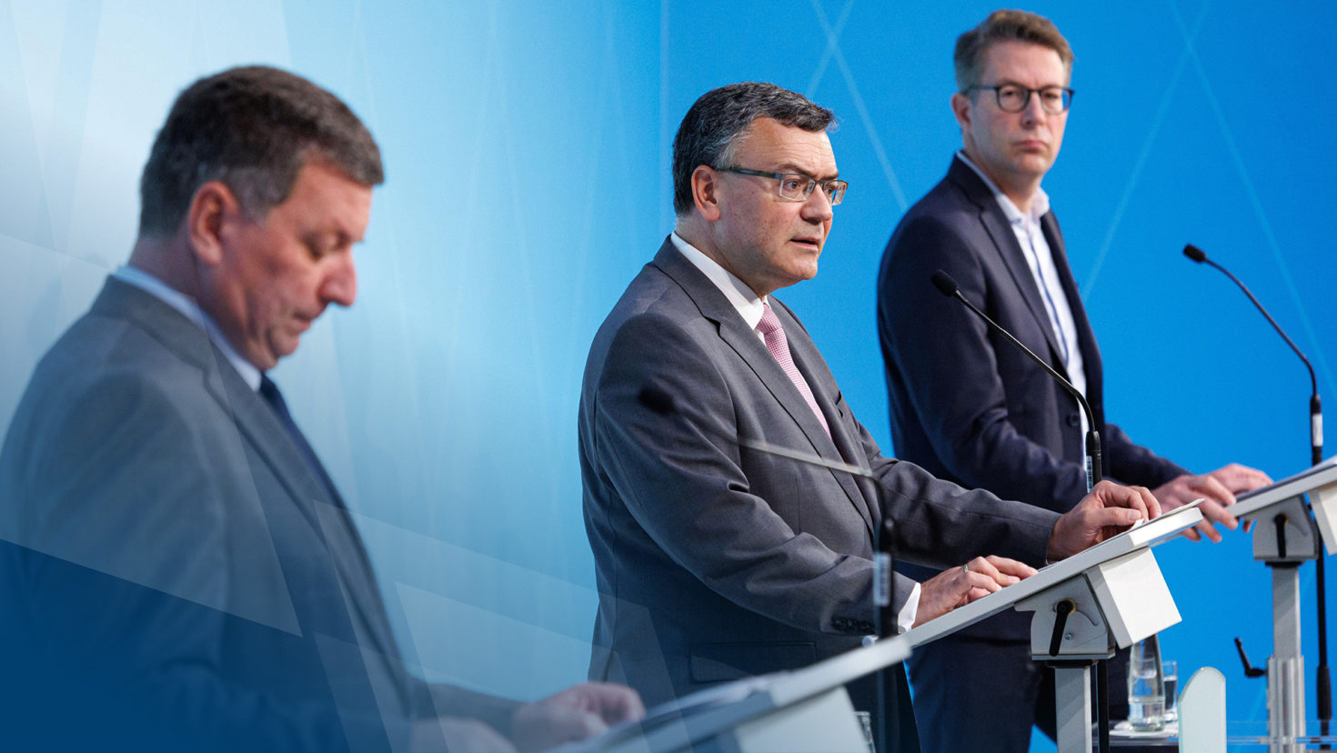 Pressekonferenz mit Bauminister Christian Bernreiter, dem Leiter der Staatskanzlei, Staatsminister Dr. Florian Herrmann, MdL, und Wissenschaftsminister Markus Blume, MdL (v.l.n.r.).