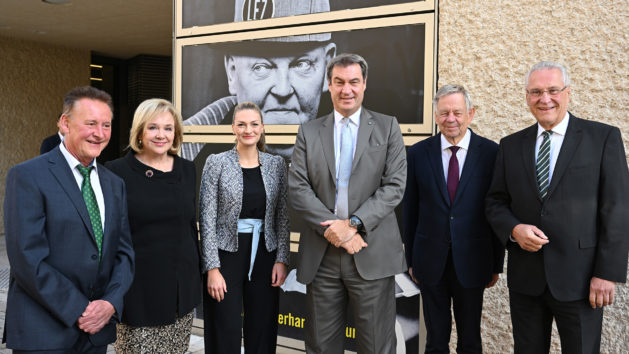 Eröffnung des „Ludwig Erhard ifo Forschungszentrums“ in Fürth (v.l.n.r.): Der Fürther Oberbürgermeister Dr. Thomas Jung, die Vorsitzende des Vorstands der Stiftung Ludwig-Erhard-Haus, Evi Kurz, Digitalministerin Judith Gerlach, MdL, Ministerpräsident Dr. Markus Söder, MdL, Landtagsvizepräsident Karl Freller, MdL, und Innenminister Joachim Herrmann, MdL.