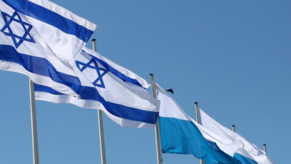 Flaggen des Staates Israel und des Freistaats Bayern.