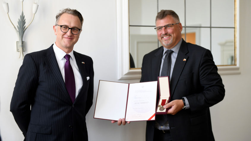220923_Posthume Verleihung Europa-Medaille_FR_3 Der polnische Generalkonsul Jan M. Malkiewicz (links), verleiht ...