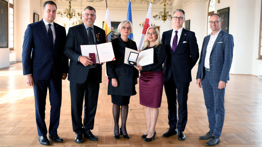 220923_Posthume Verleihung Europa-Medaille_FR_5 Der Landrat des Landkreises Oswiecim (Auschwitz), Andrzej Skrzypiński, der Dachauer Landrat Stefan Löwl, Dorota Niedziela, Europaministerin Melanie Huml, MdL, der polnische Generalkonsul Jan M. Malkiewicz und MdL Bernhard Seidenath (v.l.n.r.).